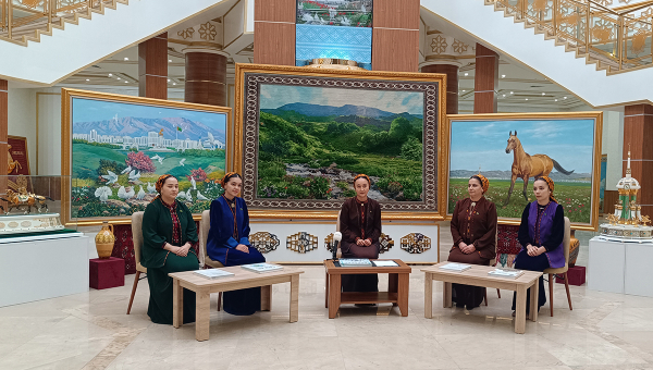 Türkmenistanyň Kärdeşler arkalaşyklarynyň Arkadag şäheriniň birleşmesi bilen bilelikde «Ýurdumyzyň ösüşlerinde zenanlaryň orny» atly tegelek stoluň başyndaky söhbetdeşlik